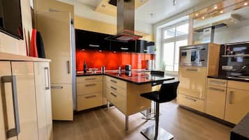 Kühlschrank, Mikrowelle, Ofen, Geschirrspüler