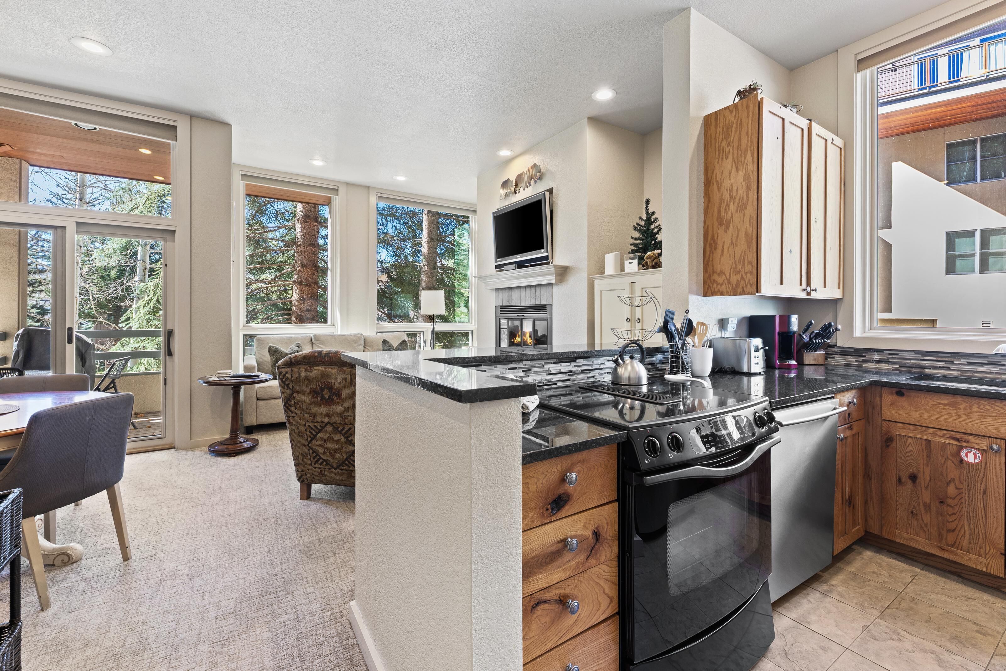 Kjøleskap, ovn, kokeplater og kaffetrakter/tekoker