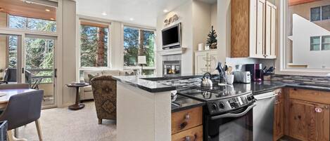 Kjøleskap, ovn, kokeplater og kaffetrakter/tekoker