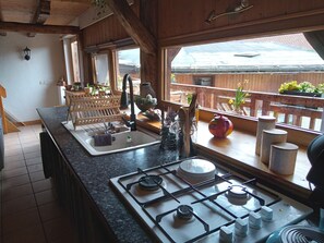 Geladeira, micro-ondas, fogão, cafeteira/chaleira