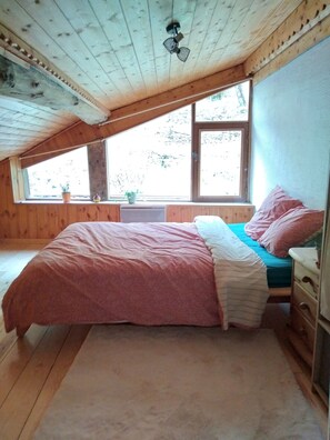 3 bedrooms, desk