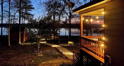 BRANDNEW Modern Farmhouse w/ Hot tub, Playground, Kayaks & Fire pits