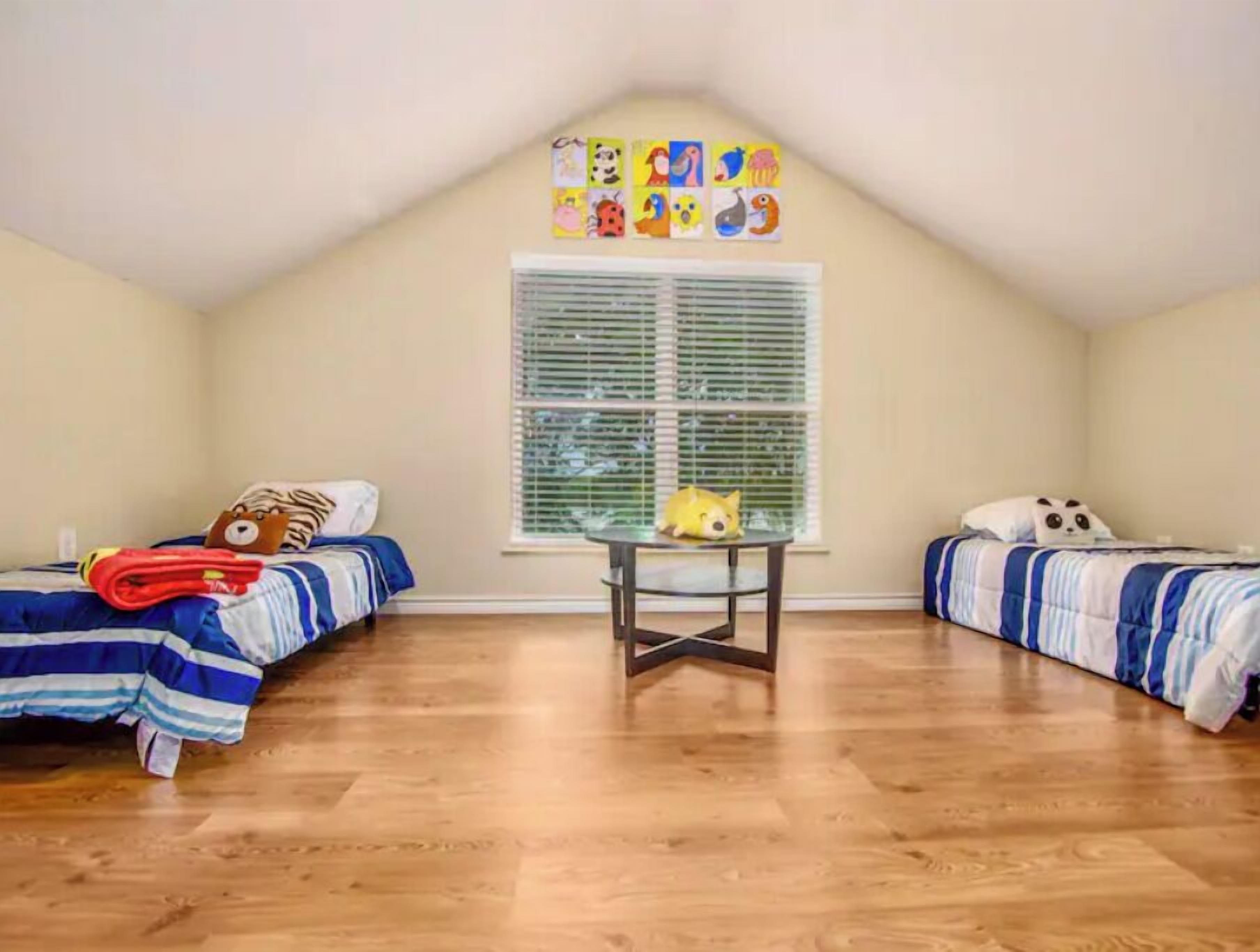 7 bedrooms, desk, iron/ironing board, travel cot