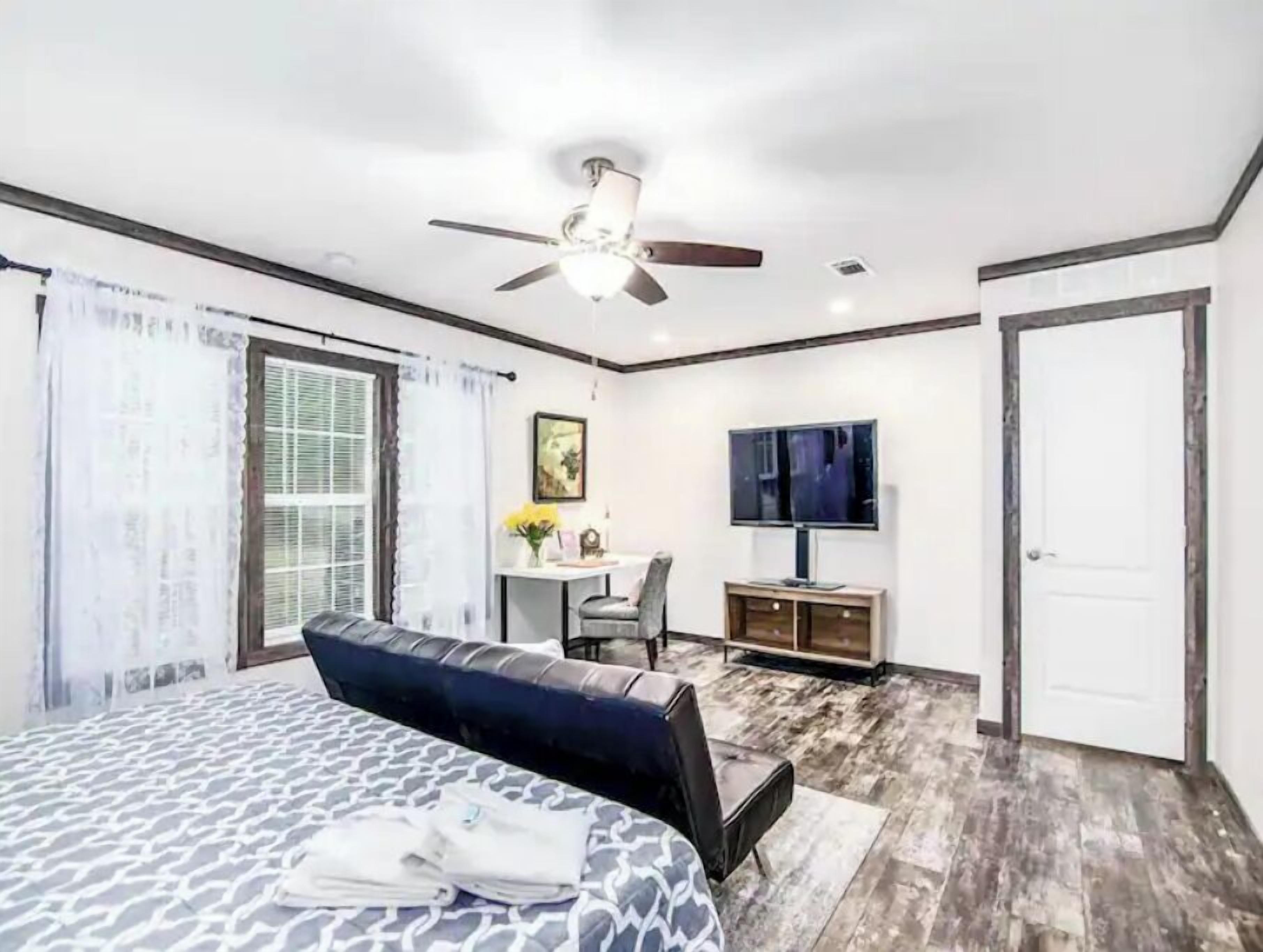 7 bedrooms, desk, iron/ironing board, travel crib