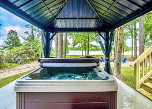 Terrace/patio - BRANDNEW Modern Farmhouse w/ Hot tub, Playground, Kayaks & Fire pits (Trinity)