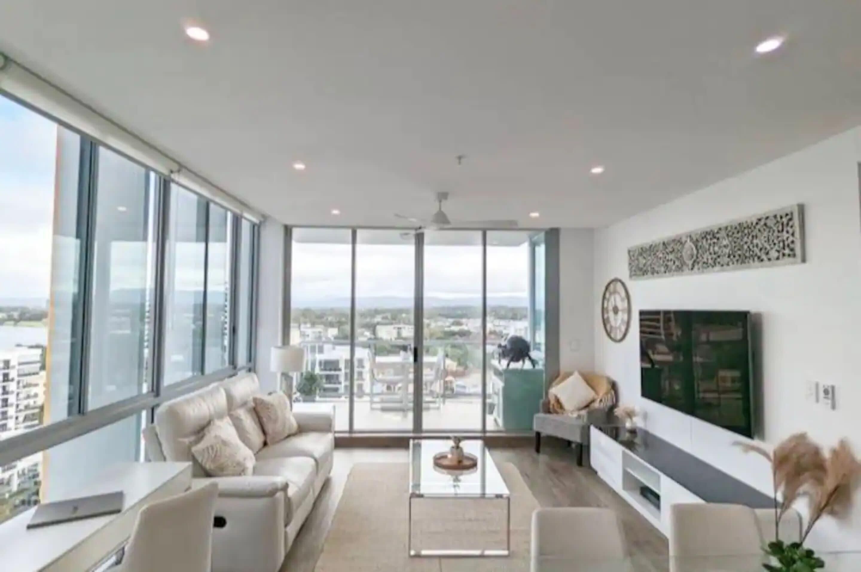 Beautiful 1 Bedroom Gold Coast Retreat With Free Parking