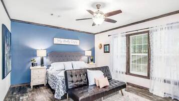 4 makuuhuonetta, työpöytä, silitysrauta/-lauta, vauvan matkasänky