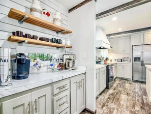 Fridge, microwave, oven, stovetop - Coco Villa-Hot tub,kayak,paddle,VOLLEYBALL&GAMES! (Trinity)