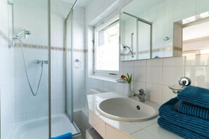 Hytte (inclusive cleaning fee 55,00 EUR) | Bad | Hårføner og håndklær