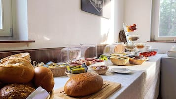 Frukostbuffé varje dag (EUR 15 per person)