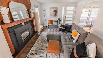 Smart-tv, een open haard, een dvd-speler en tafelvoetbal