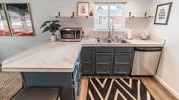 Een koelkast, een oven, een kookplaat, een vaatwasser