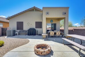 Outdoor dining - Step-Free Sahuarita Retreat! Patio + Pool Access (Sahuarita)