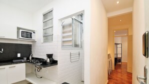Mini-fridge, microwave, stovetop, toaster - Rio Spot Homes U045 (Rio de Janeiro)
