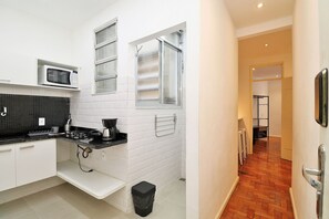 Mini-fridge, microwave, stovetop, toaster - Rio Spot Homes U045 (Rio de Janeiro)
