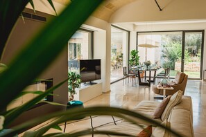 Smart-TV, Kamin, Tischfußball, Tischtennisplatte