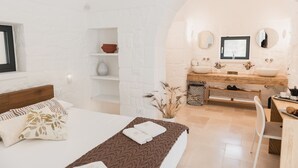 Ein modernes Schlafzimmer mit einem großen Bett, einem Holzkopfende und einem Nachttisch.