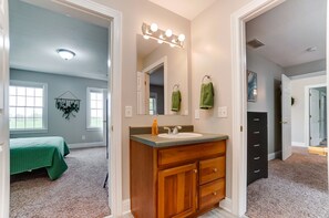 4 bedrooms, iron/ironing board, travel crib, free WiFi - Secluded Lake Front House with Pool - (Celina)