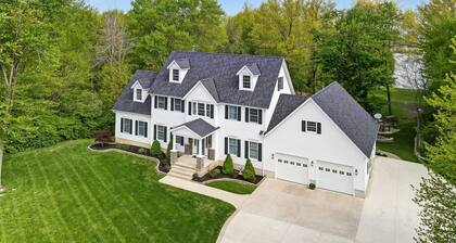 Secluded Lake Front House with Pool -