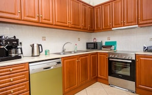 Frigorifero, microonde, forno, piano cottura