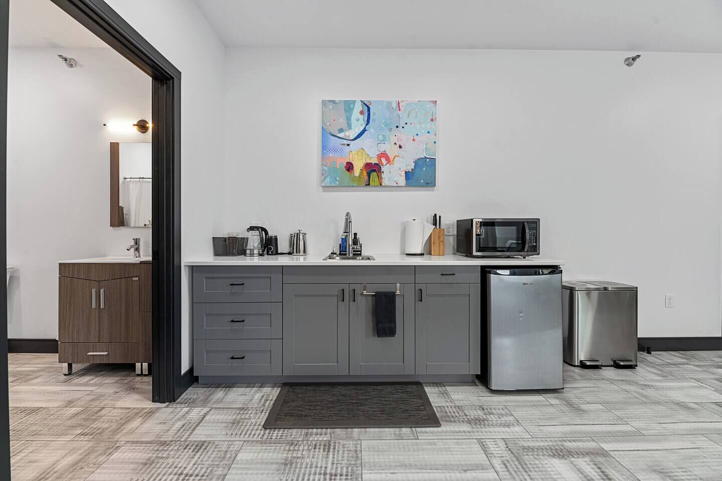 Kühlschrank, Mikrowelle, Wasserkocher mit Kaffee-/Teezubehör