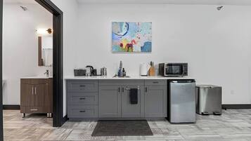 Kühlschrank, Mikrowelle, Wasserkocher mit Kaffee-/Teezubehör