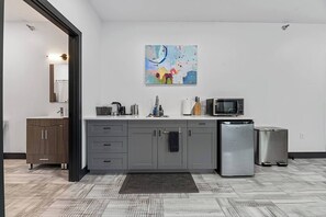 Fridge, microwave, coffee/tea maker, electric kettle - Downtown Executive Apartment - Calcis (Spearfish)