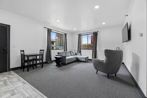 Smart TV - Downtown Executive Apartment - Calcis (Spearfish)