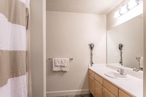 Ensemble douche/baignoire, sèche-cheveux, serviettes fournies, savon