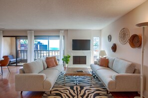 Télévision, cheminée