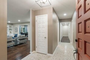 Interior - Traveler's Delight! Southern Hills/ORU/RiverSpirit (Tulsa)