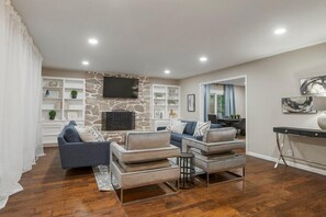 TV, video games, books - Traveler's Delight! Southern Hills/ORU/RiverSpirit (Tulsa)