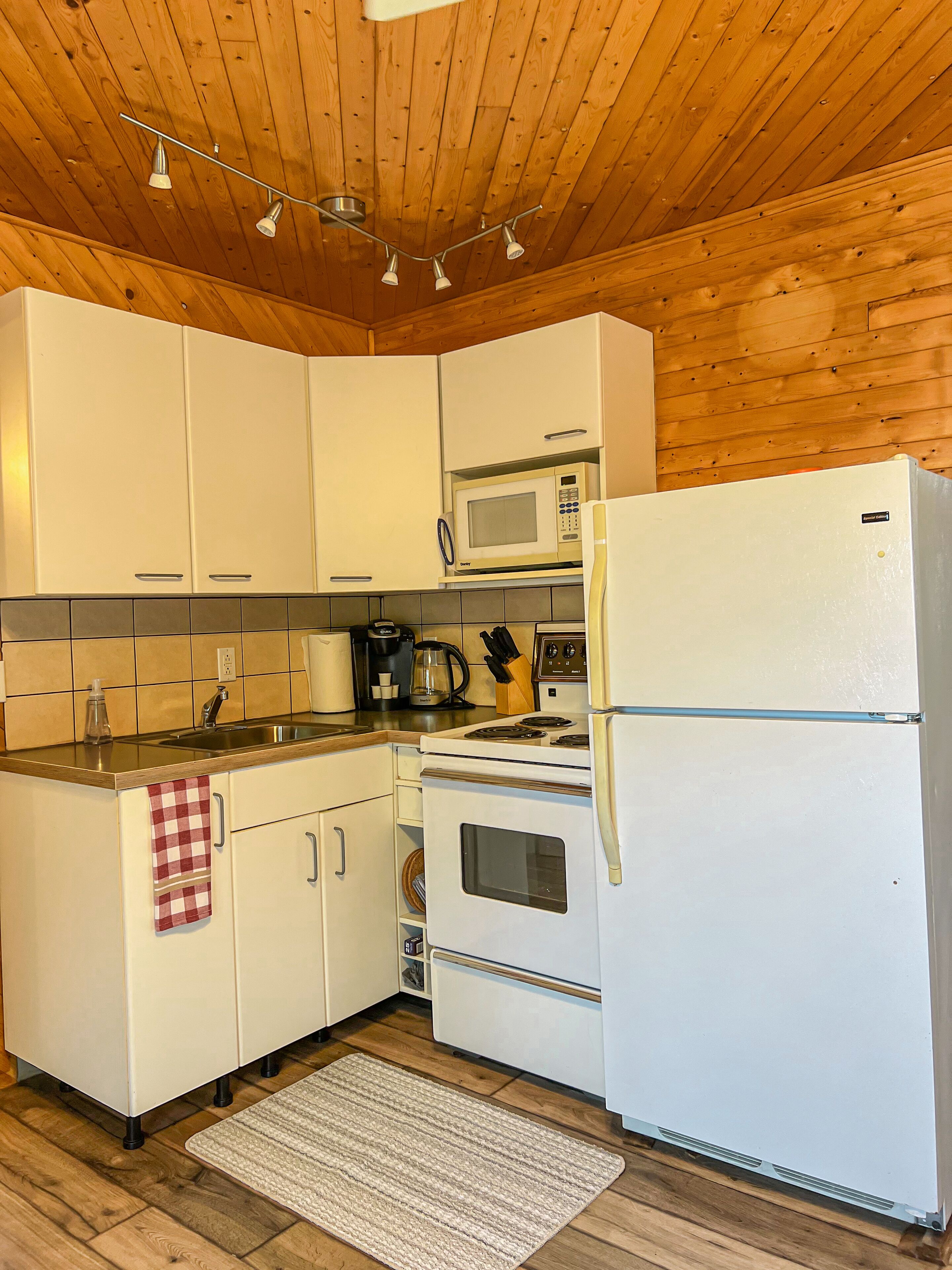 Coffee/tea maker, fridge, microwave, oven
