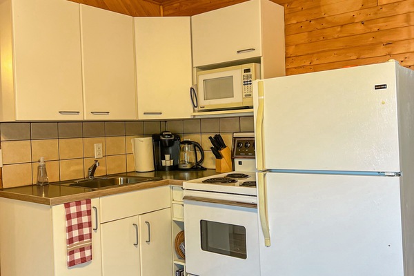 Coffee/tea maker, fridge, microwave, oven