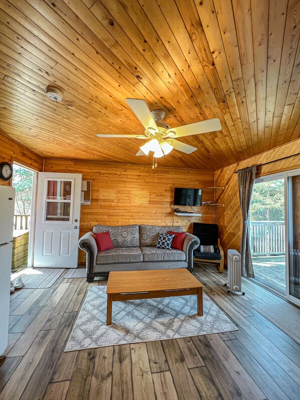 TV - Ahmic Lake Resort's 1-Bedroom Cottage (Blue Jay) (Magnetawan)