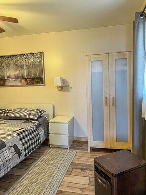 1 bedroom, iron/ironing board, WiFi, bed sheets - Ahmic Lake Resort's 1-Bedroom Cottage (Blue Jay) (Magnetawan)