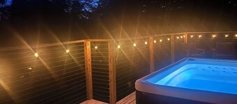 Charming Cottage with Jacuzzi, Fire Pit and Access to Nearby Lakes!