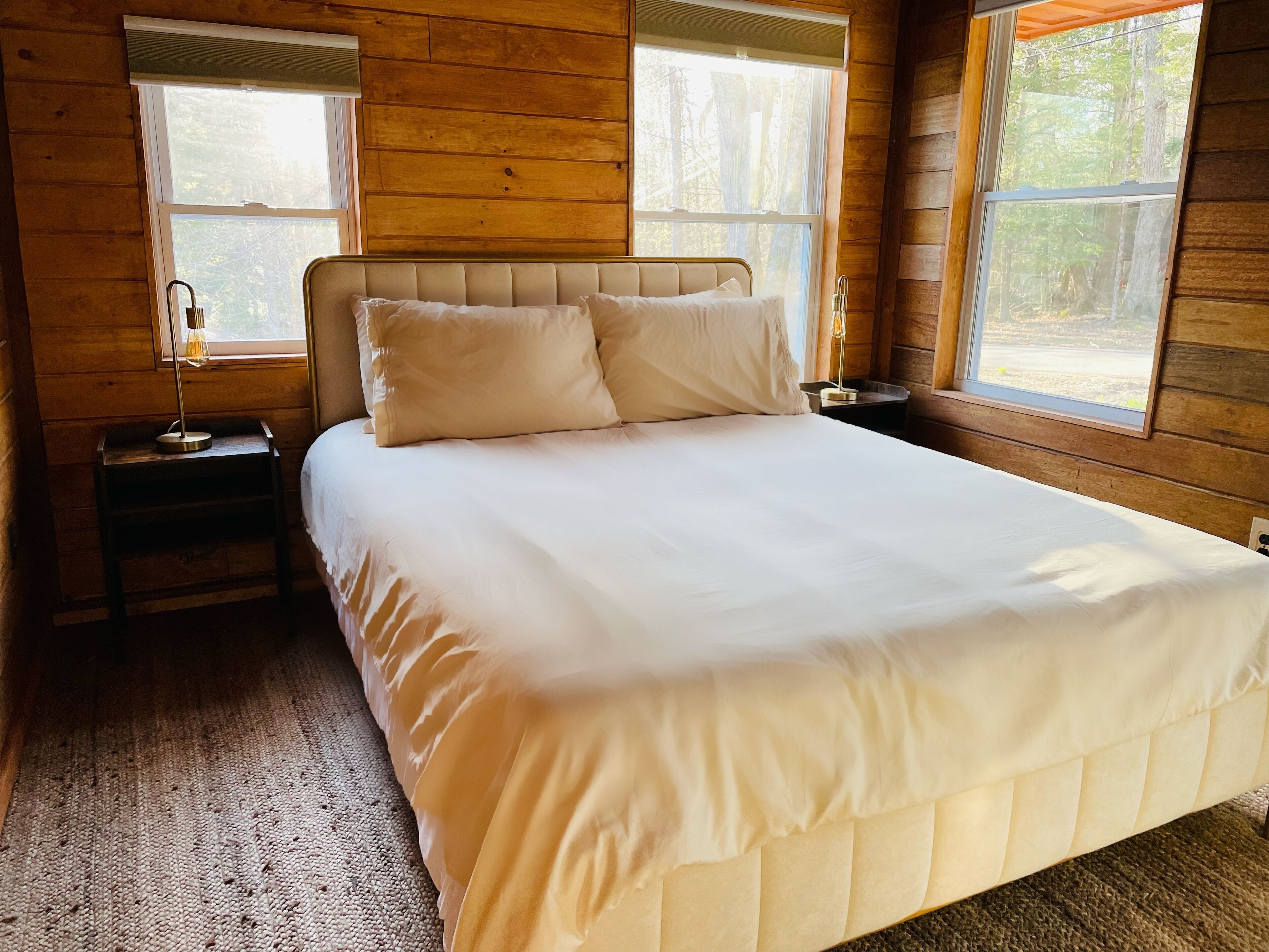 2 makuuhuonetta, memory foam -patjalliset sängyt, työpöytä