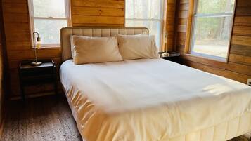 2 makuuhuonetta, memory foam -patjalliset sängyt, työpöytä