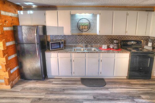 Studio B on Main St in Helen | Walkable to restaurants and attractions