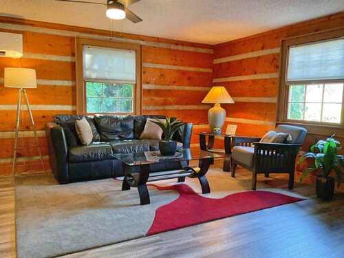 Studio B on Main St in Helen - Walkable to restaurants and attractions