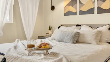 4 dormitorios, caja fuerte, escritorio y tabla de planchar con plancha