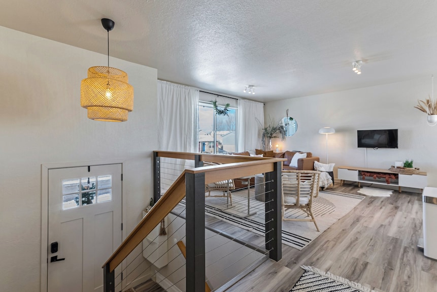 King Bed, Large Sectionals, Kids Area, Outdoor Living! Curated & Cozy Scandi! - South Jordan, UT