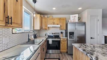 Refrigerador, microondas, horno, placa de cocina