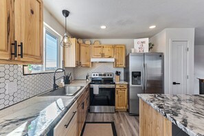 Réfrigérateur, four à micro-ondes, un four, surface de cuisson