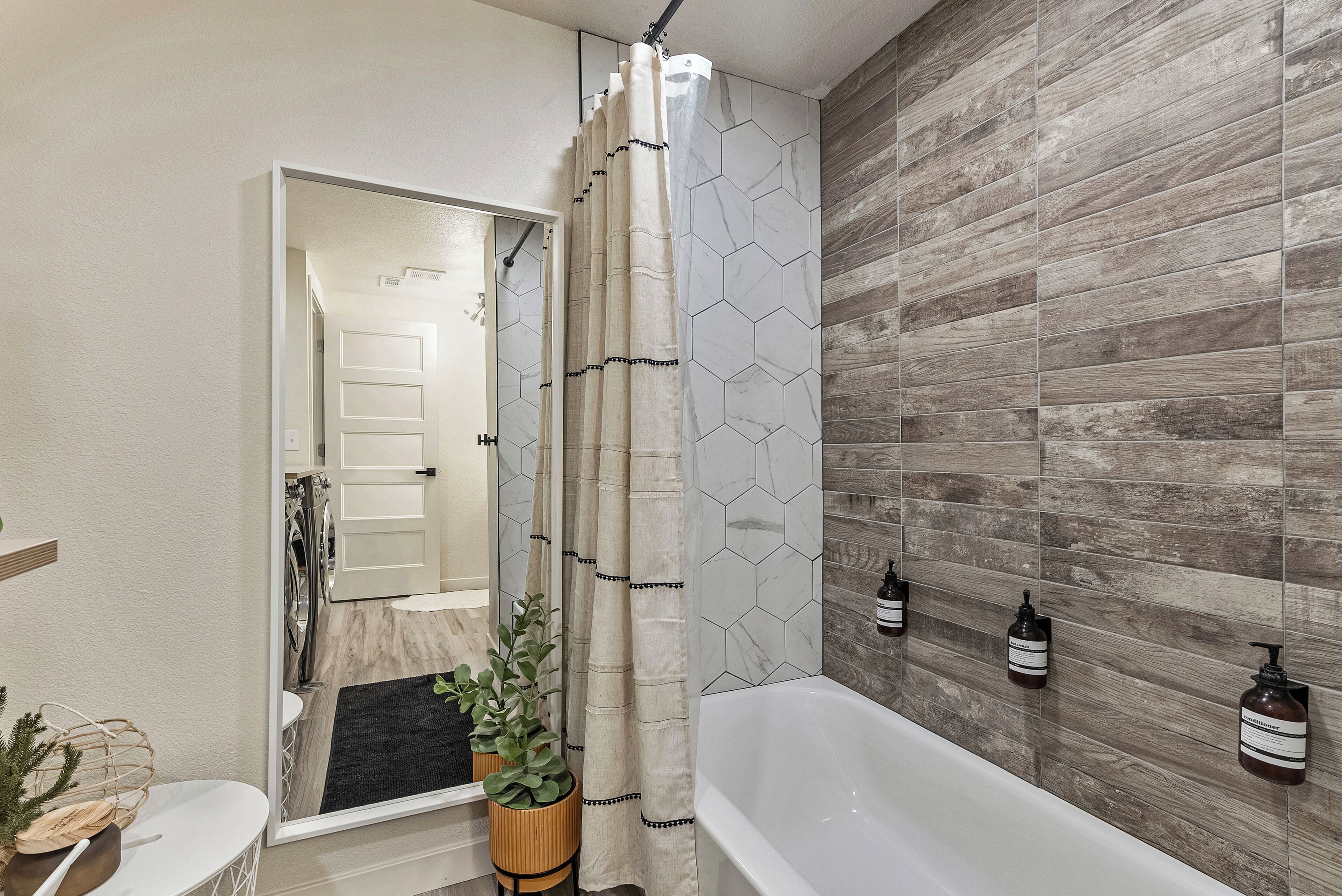 Combined shower/bathtub, hair dryer, towels, soap