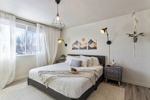 4 chambres, coffre-fort, bureau, fer et planche à repasser