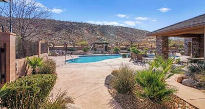 Top Floor Privacy | Outdoor Fireplace, Sleeps 8