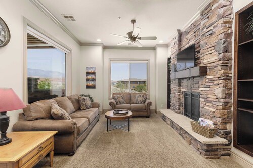 Top Floor Privacy | Outdoor Fireplace, Sleeps 8