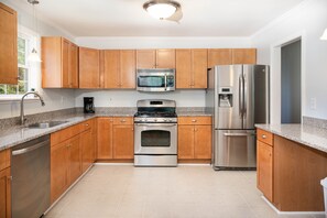 Jääkaappi, mikroaaltouuni, uuni, liesi